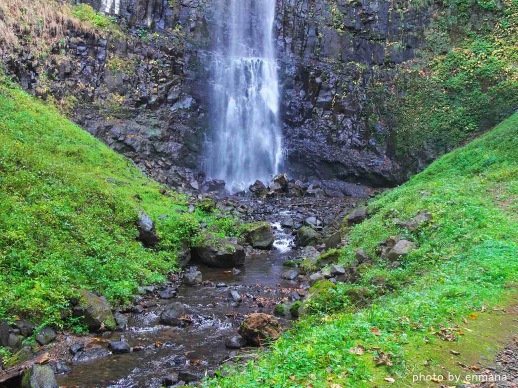 山形県酒田市　玉簾の滝