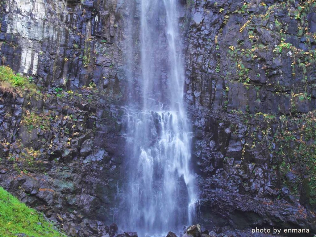 山形県酒田市　玉簾の滝