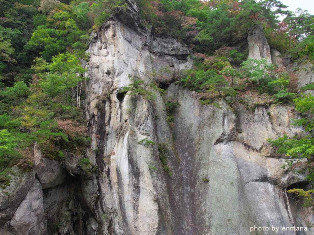 吹割の滝下流の岸壁