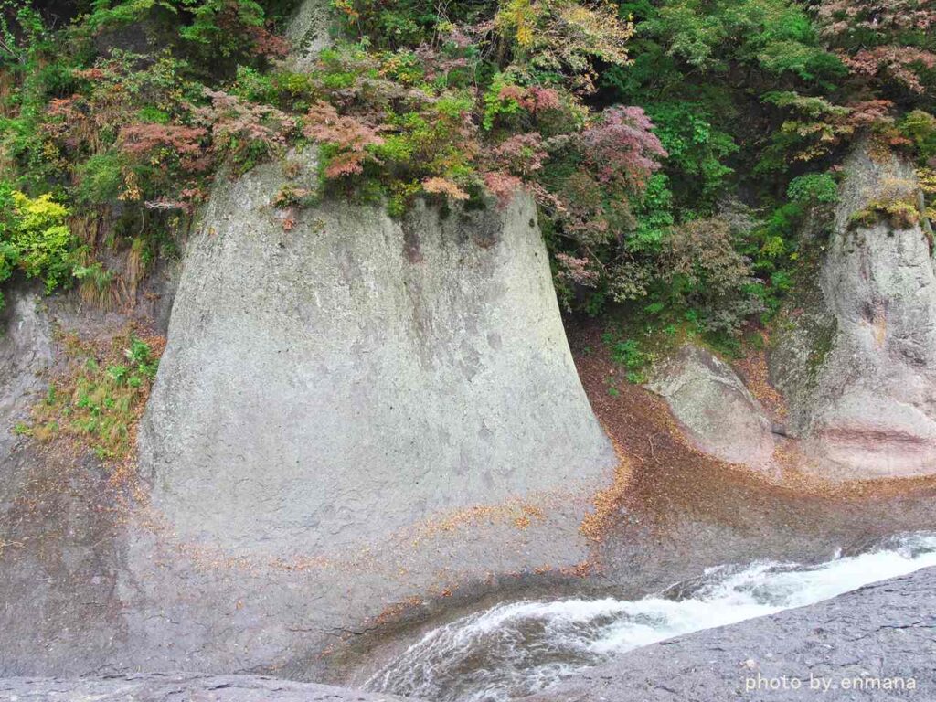 吹割の滝下流の岸壁