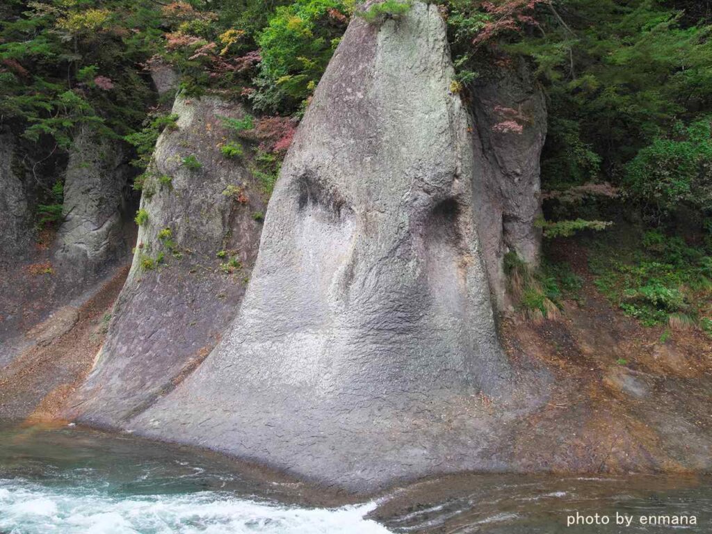 吹割の滝下流の岸壁