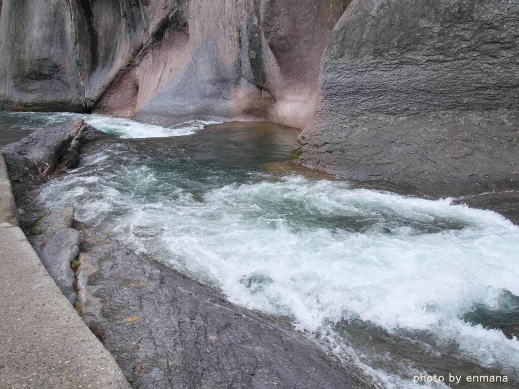 吹割の滝の下流