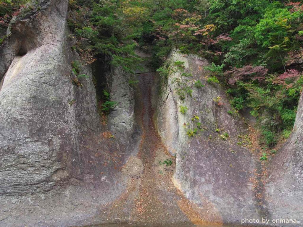 吹割の滝下流の岸壁