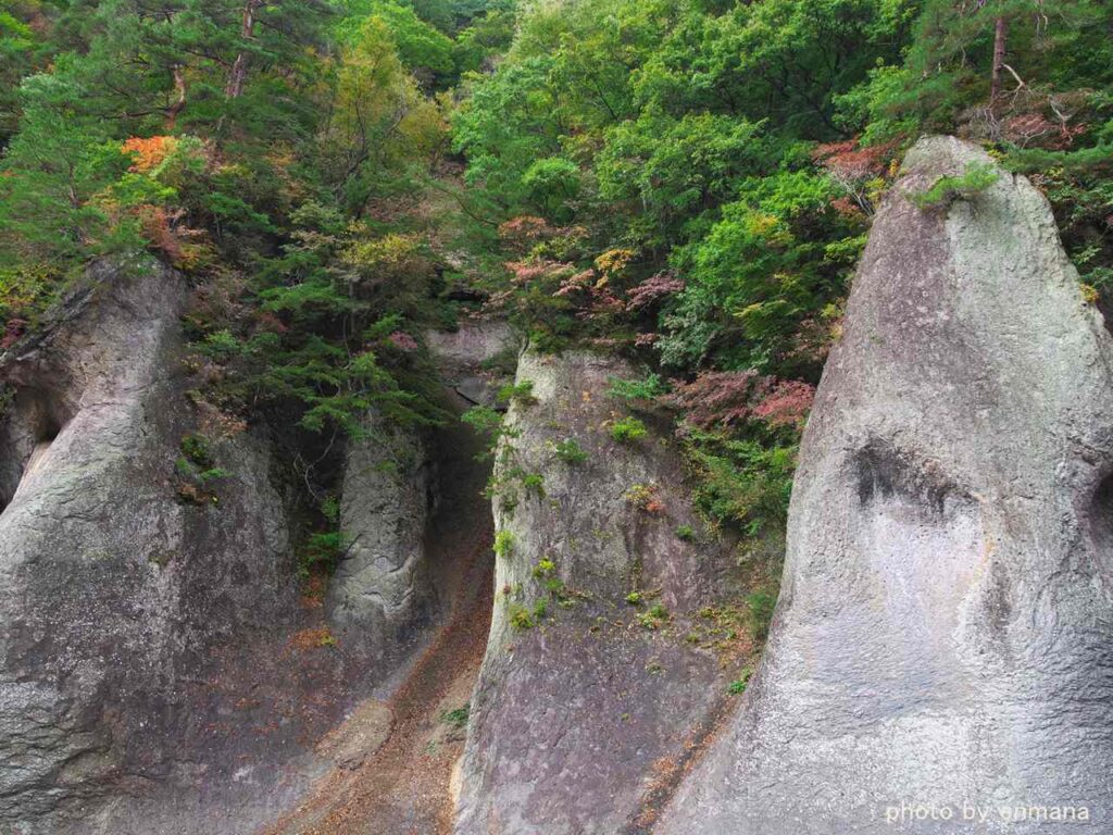 吹割の滝下流の岸壁